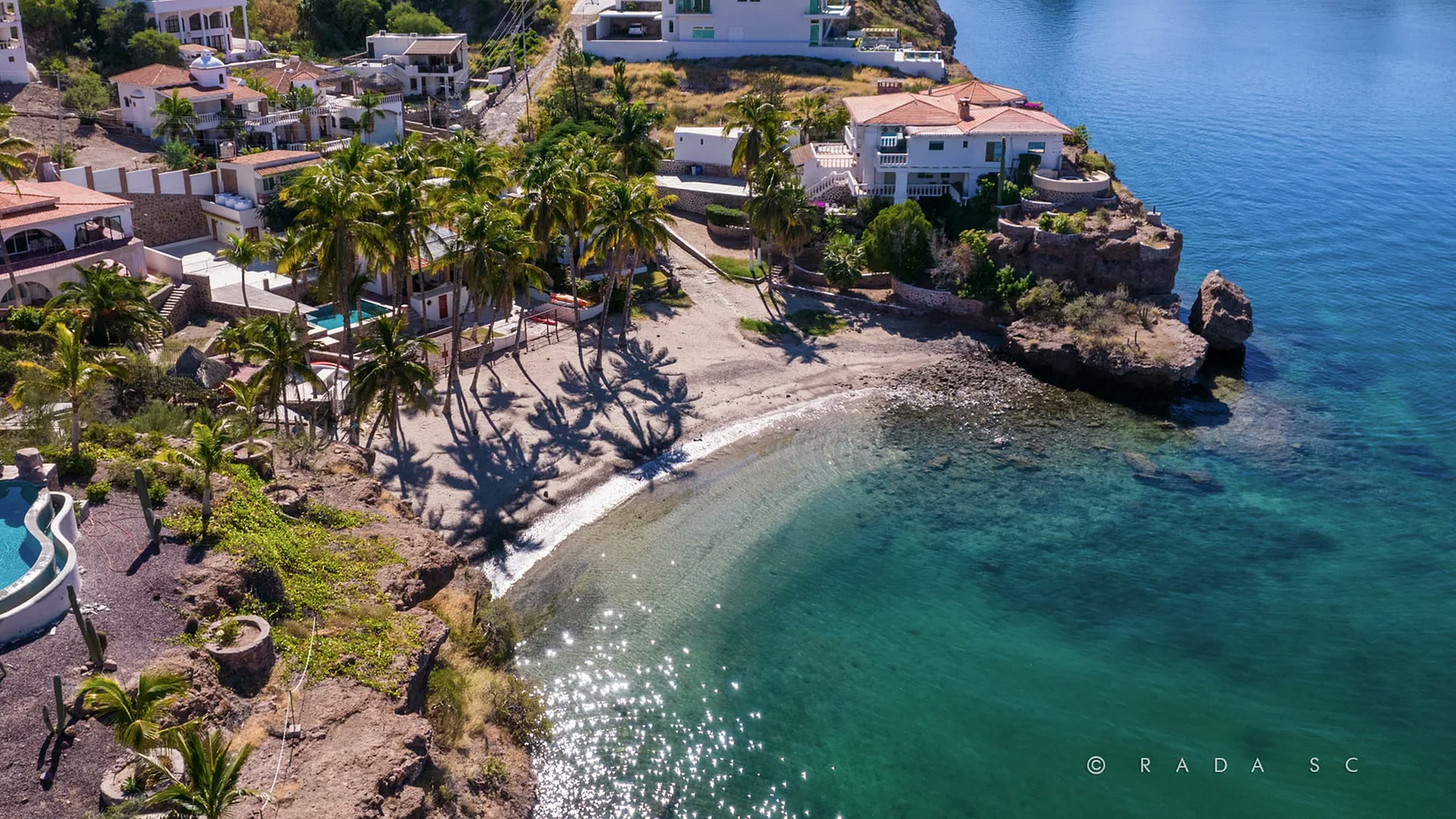 Vista aérea de la playa y la bahía de San Carlos, Sonora, con casas frente al mar